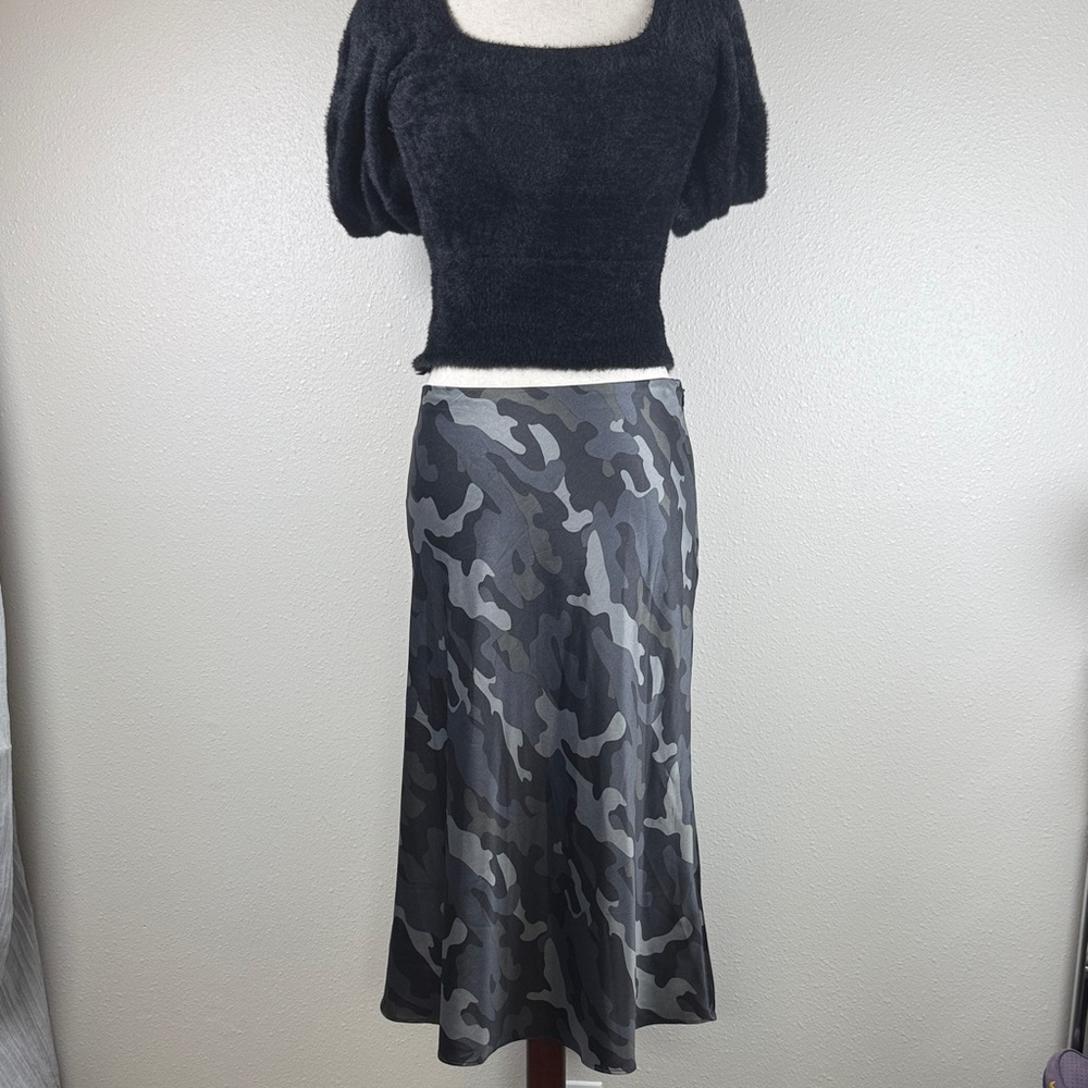 EXPRESS Satin Dark Camo Midi Skirt SM Flouncy Zip Gray Black Fall Neutral Read - Picture 4 of 15
